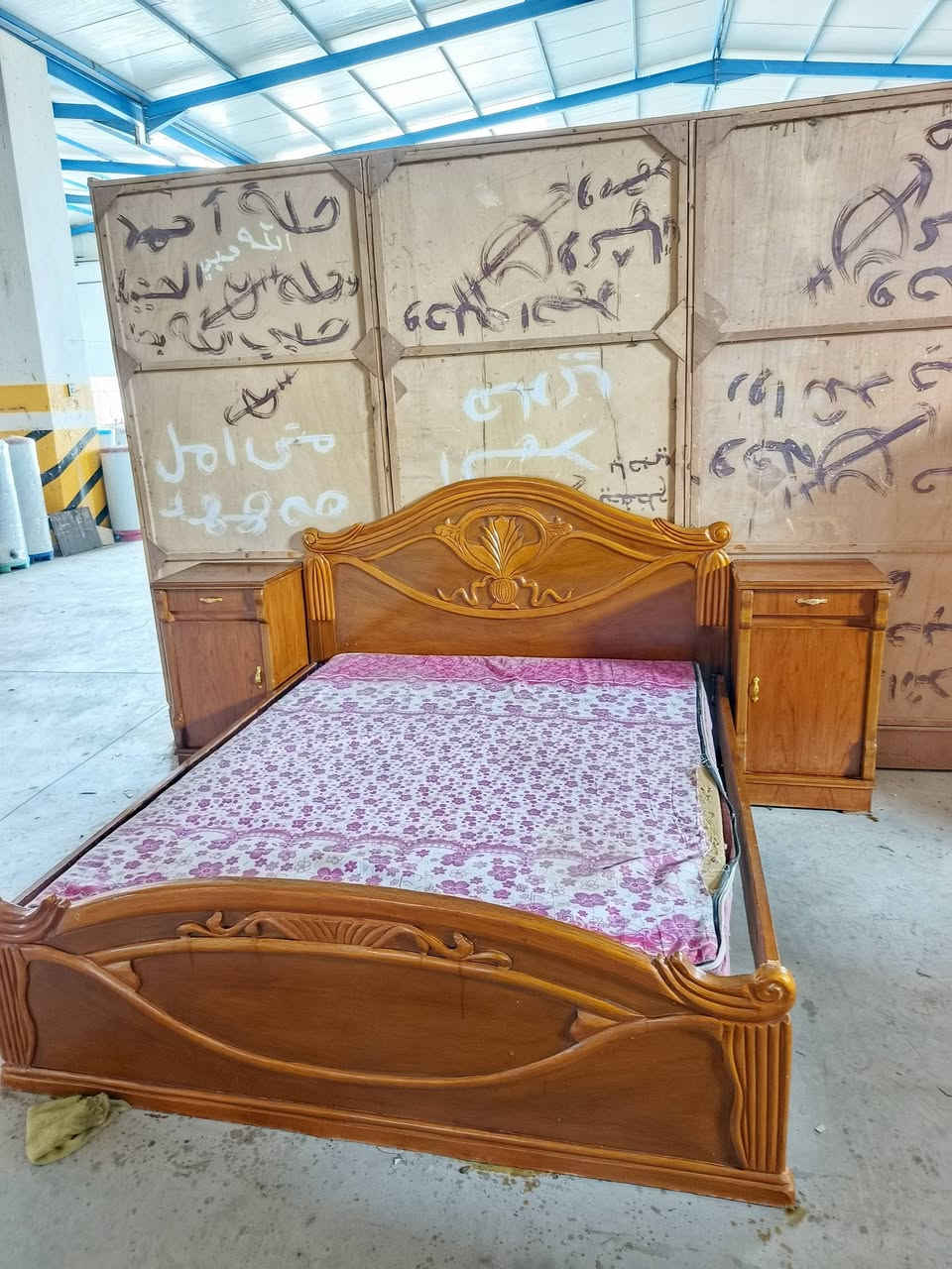 غرفه اخشاب • نضيفه • توصيل