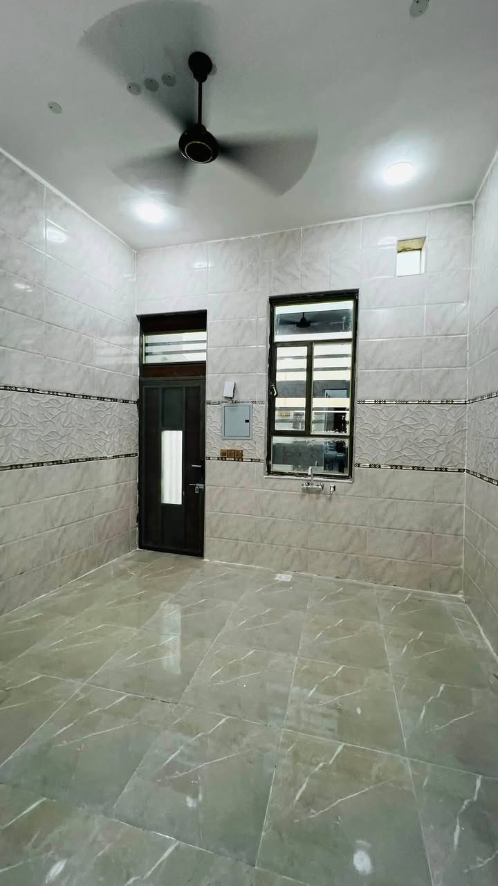 يعلن مكتب عقارت جوهرة حمدان
ثلاث دور سكن🏠
مساحة الدار الواحد 
١٠٥  متر 
…
نوع العقار طابو زراعي عراقي نموذج ٢٥ 
…
الموقع 
البصرة_ابي الخصيب_حمدان 
…
السعر المطلوب
٦٤ مليون وقابل للتفاوض 
…
محتويات البيت 
غرفتين منام/صاله/استقبال/مطبخ/صحيات داخليه وخارجية/منور/طارمه 
…
البناء حديث 
الدار الاول والدار الثاني جاهزات للسكن 
الدار الثالث فقط تشطيب قليل 
على شارع ١٢ متر تبليط مع توفر كافة الخدمات 
…
للاستفسار***********}}***********
