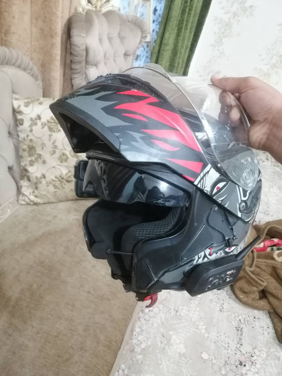 خوذه امزون VGVمع كامره artman 8K ومايك ولاقطه اتصال وسماعات داخل لخوذه خوذه مفوله سعر 160 لمايعرف بيهن لا يتصل ***********فقط اتصال
