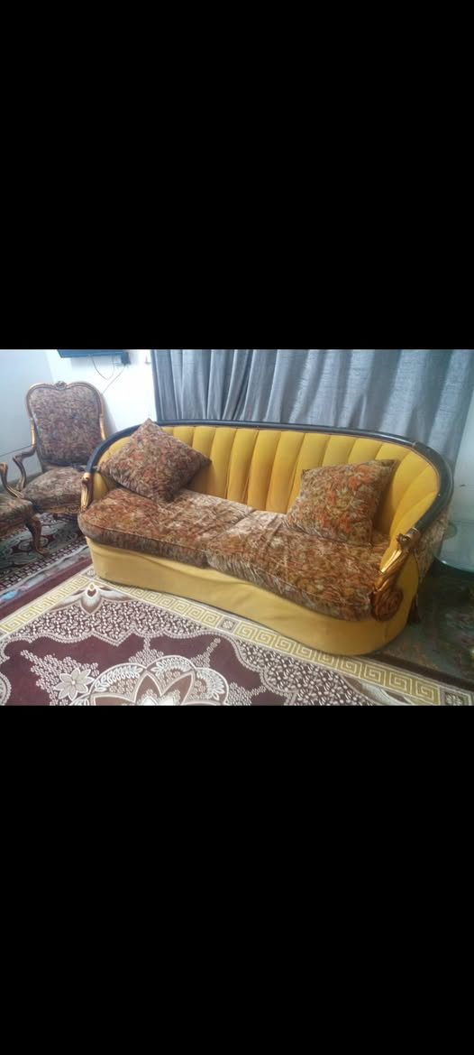 تخم دمياطي تسكام 9 نفرات سعره 200, وبي مجال بسيط ملاحظة الكراسي جدا نضيفات بس القنفات ينرادلهن تنظيف فقط أي ضرر ماكو ***********
