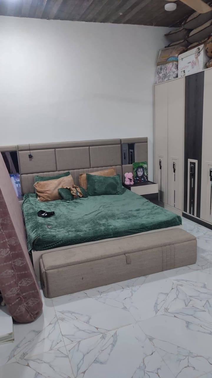 بيت البيع في الكوفه (البراكيه )
قرب معمل السمنت 
قرب البانزين خانه مال بيت حجي وحيد 
مساحه ٣٧٥ 
طابو زراعي 
البناء _ستقبال _صاله _غرف نوم ٢ _حمام داخلي  
_حمام خارجي _مطبخ 
البناء طابوك 
لسقف صب كونكريت 
ريضيه رفت صب
سعر ٦٥وبي مجال الشراي 
رقم ***********
