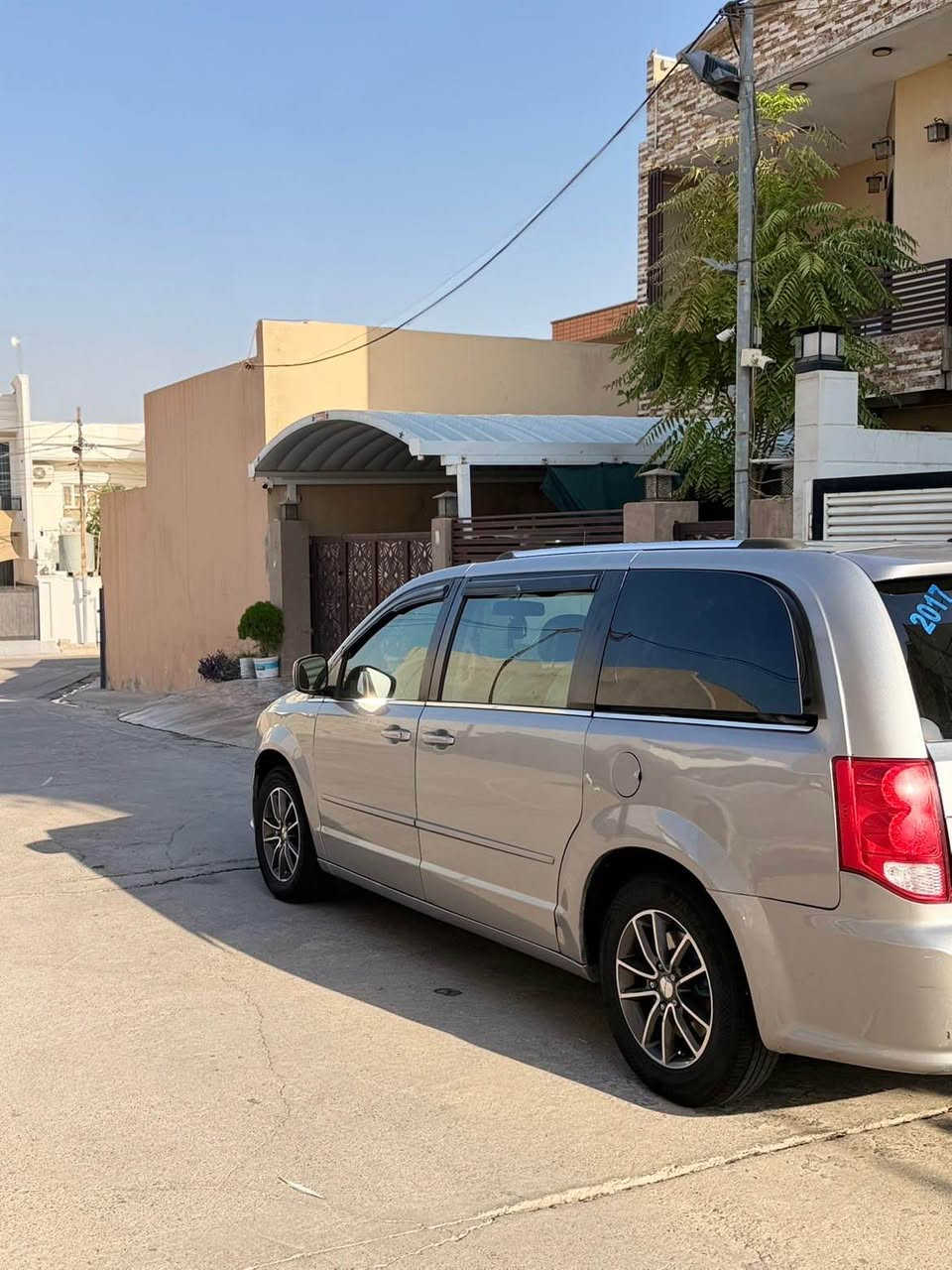 سلام عليكم…كوردى …عربي
دوج كرڤان موديل 2017 فول مواسه فات 
تبريد مركه زى
ده رگا كاره با سنوق كاره با
سه ياره كه شه غاله 
كوشن جلد كوشنى سايه ق كاره بايه 
هه ر6شه ش ..جامه كه ى كاره بايه 2جامى پيشه وه اوتويه
سى پارچه ى سبوغه دوو چاملغى دواوه له كه ل ده رگاى لاى سكن دواوه ..دوو ده رگاى لاى. سايه ق به بيلاد گوراوه 
مكينه شه ش پستون  حجمى مكينه 3600
گير وو مكينه به شه رت نكراوه ته وه 
118 هه زار روشته وه // ره قه م سليمانيه
شوين كه ركوك …نرخى 143 و مجالي تيايه
ژماره ى موبايل***********. /////. ***********

دوج كرفان موديل 2017 فول مواصفات 
تبريد ثلاث قطع سياحي
كشن السايق كهرباء
كشنات قلاب 
ابواب كهرباء جهتين ..جنطه كهرباء 
تشغيل عن بعد
تحكم ستيرن امامي و خلفي 
سته 6// جامات كهرباء
كشن جلد // تحكم بالابواب والصندوق بالسقف 
تبريد و تدفيئه منفصله يمين ويسار وكذلك الخلفي
داخل اسود مع بيجي 
تحكم بصرف الوقود Eco
وارد كندي حادثها باب السايق و خلف سايق بدلت بيلادي
اثنين جاملغ ورا صبغ و باب سكن السكة صبغ ..
يعني ثلاث قطعه صبع و اثنين بدلت بيلادي
تخم تاير حداديه جديدة تبريد مكينة گير خير من الله شغل و اطلع….//118 الف ماشي …سعر 143 و بي مجال 
رقم موبايل *********** /// *********** كركوك, العراق
