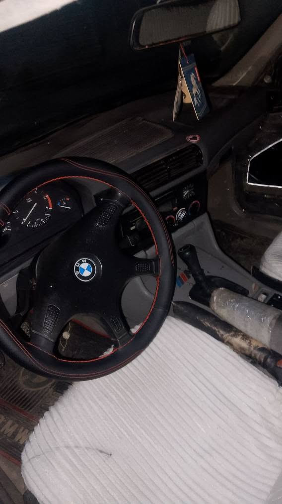 BMW
مەکینە کەپسی پێنسەو بیستە
 گیڕعادی سلایدە
 چوار ویلو تایەی لۆک
 ئاڕمی پلاستیکی دهۆکە
 سەیارەکە بێ عەیبە 
بەس لەکاتی زەختدا توزێ دووکەڵی هەیە
ئەکسلی کراوە بە 528
قفڵ و کۆتای 25 گەڵایە
‏‪*********** السليمانية, العراق
