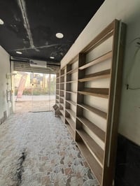 ٥ قطع • فاترينات رفوف • قرب جزيرة بغداد