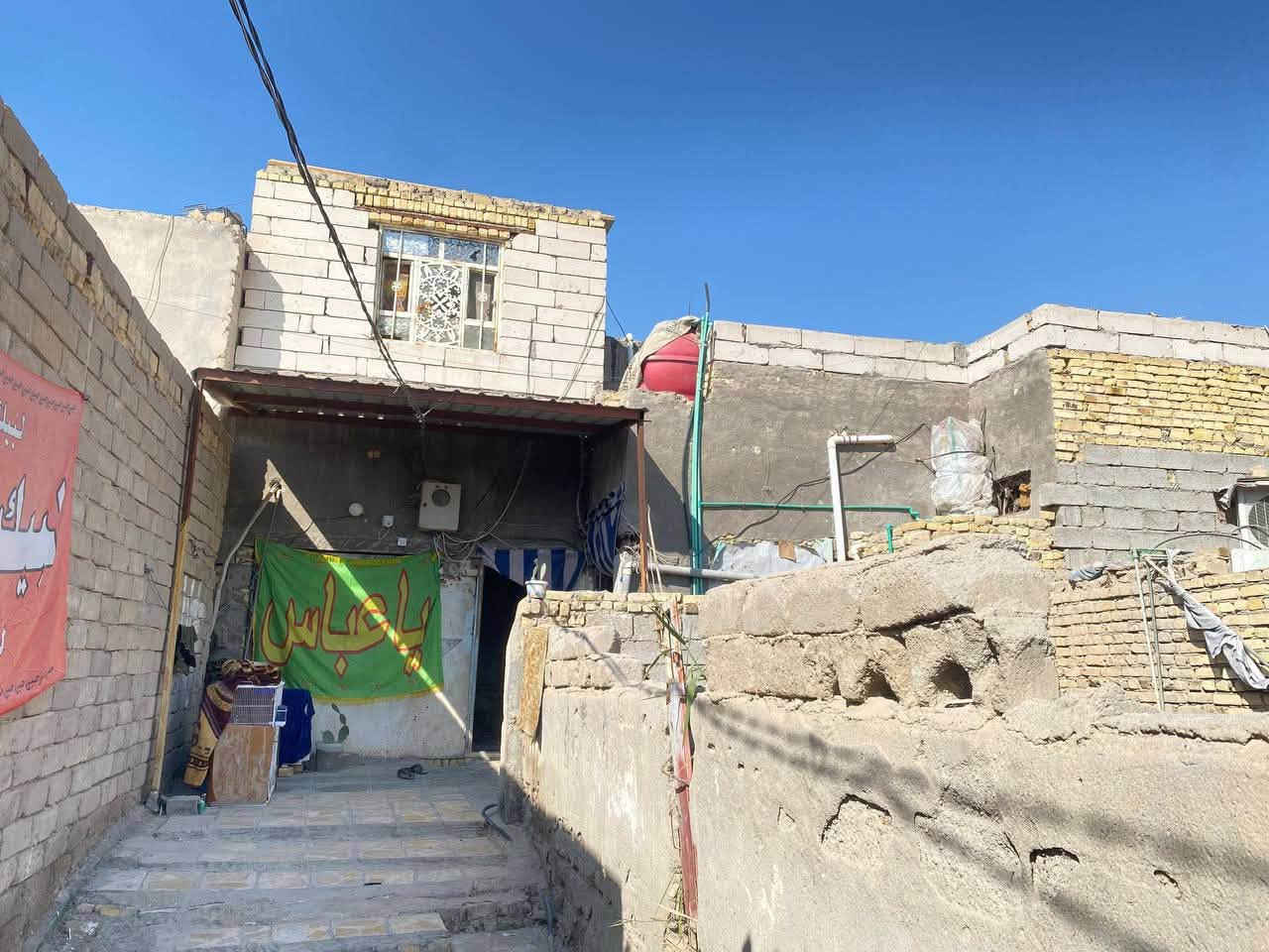 � بيت للبيع في الناصريه 
، يقع في منطقة الزعيلات صوب الشامية، بالقرب من طريق يا حسين ويبعد عنه حوالي 200م ، كما يقع بالقرب من مجسر الإسكان.

مواصفات البيت:  مساحه 130م 

* ✅ جميع الخدمات متوفرة: ماء، كهرباء، مجاري.
* ✅ المنطقة مخدومة بالكامل: تبليط، أرصفة، مدارس، وأسواق.
* ✅ يتكون من:
    * غرفتين نوم كبيرتين.
    * صالة.
    * ديوانية.
    * مطبخ.
    * حمام داخلي وآخر خارجي
البيت جاهز للسكن بالكامل،
💰 السعر:58 مليون دينار، قابل للتفاوض.
استفسار خاص أو اتصال عله رقم 
 ***********
