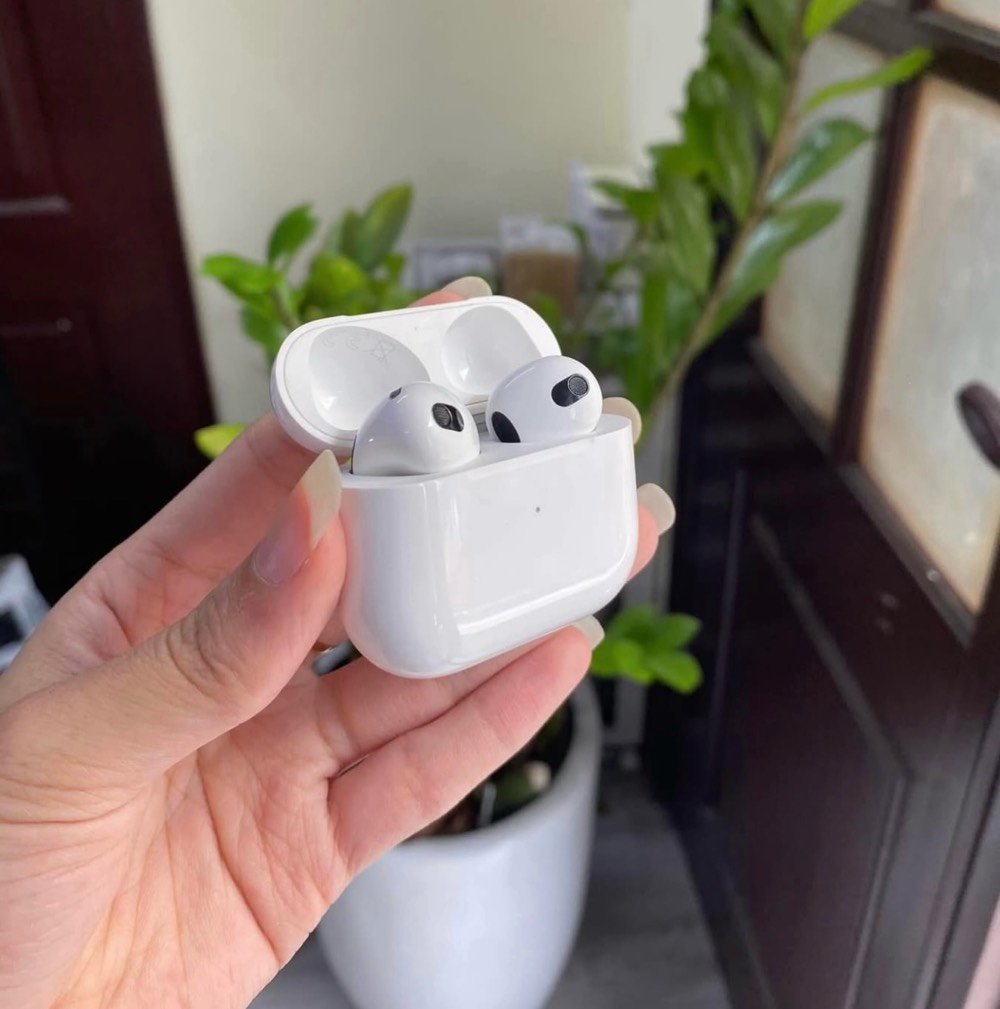 شباب air pods 3 جيل ثالث الحديث 
اصلي باله أمريكي ( مستعمل بنظافة 99%) 
ما مفتوح ولا داخل صيانه ( سيريل نمبر بموقع ابل ) #عزل_تام_للضوضاء #صوت_مكالمات_واضح #بطارية_بلادية_تقاوم_يومين . #صوت_قوي_جدا 
بإمكانك الفحص قبل دفع . اصلي باله 
سعره 25 الف قفل قفل توصيل مجانا نظافة 99% 
قطع محدودة 
حجز واتساب فقط ***********