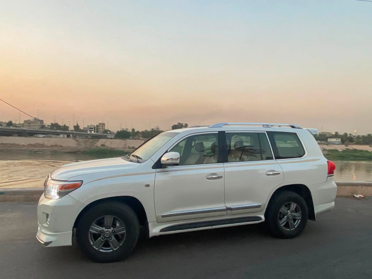لاندكروز 2008 محدث 2015 
GXR V6 
السيارة نظيفة 
بيهه صبغ نص الباب باب خلف الصدر 
وبارد بسيط قريب ع بك لايت 
السيارة كاملة والكمال لله 
ماشية 380 
كير ومحرك مكفولات 
السعر 250 وبيهه مجال بسيط 
مكانهه بغداد العطيفية
***********
