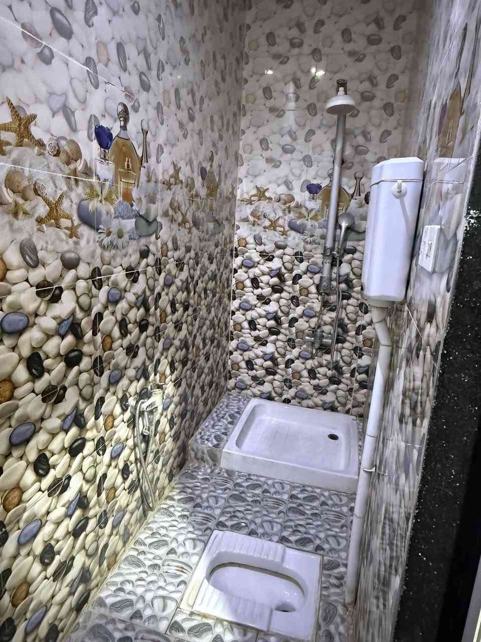 بيت للبيع المساحة 100m² ( 10 *10 )
📍المنطقه العابر مقاطعه 73 مجاور ياسين خريبط 
📍خلف محطه وقود الخليج  قريب على شارع محمد القاسم  
✔️  الطابق الارضي يحتوي على غرفه واستقبال وصاله ومطبخ وصحيات ( حمام وتواليت معزولات ) ومنور وحمام خارجي 
✔️  الطابق الاول يحتوي على 3 غرف كبيره وحمام عدد 2 وهول موزع كما بالصوره 
✔️  الطابق الثاني من سندويج يتكون من غرفه عدد 2 وصحيات ومطبخ وهول

🔴 يعني البيت 3 طوابق 
 
للتواصل مع الرقم 
***********
