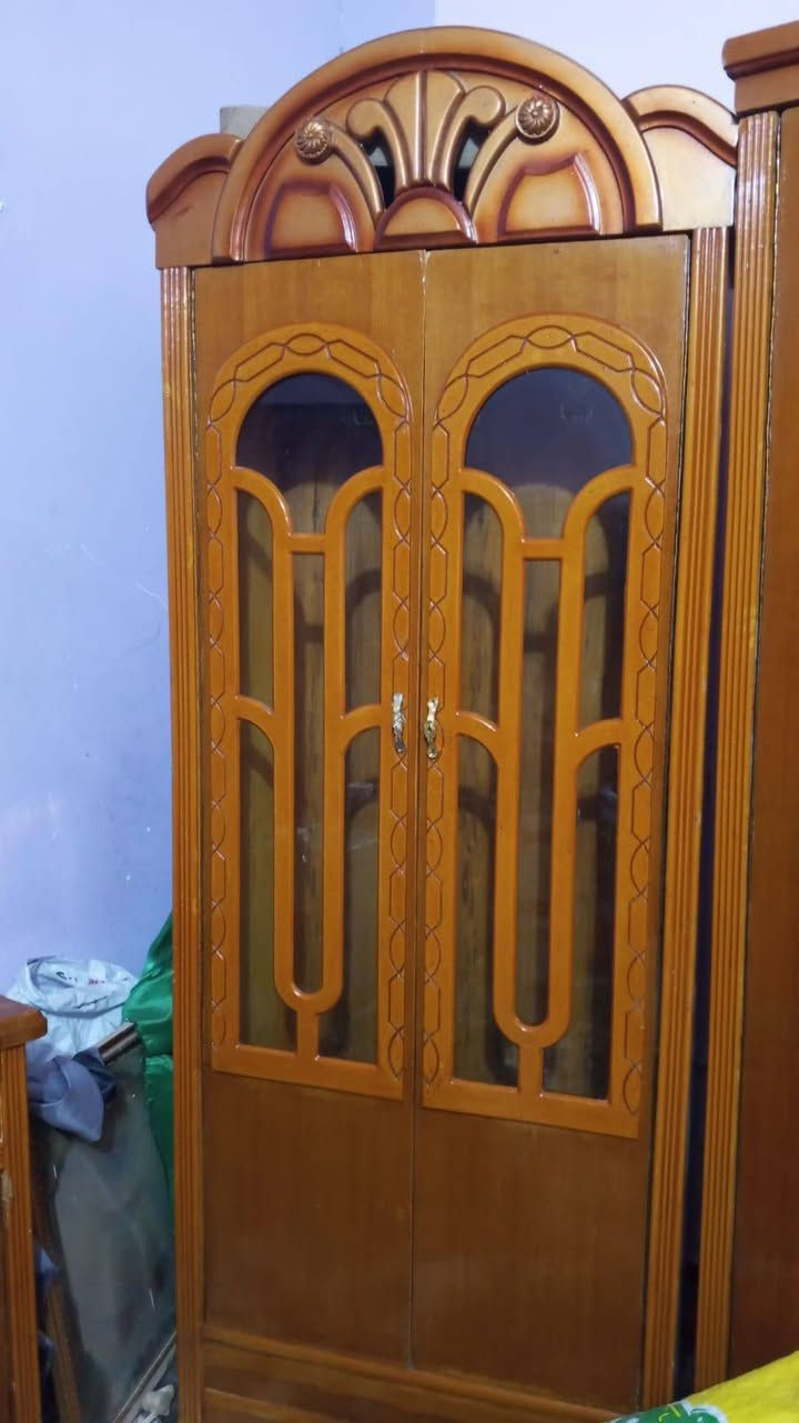 للبيع غرفه اخشاب كامله
سعرها 450 وبيها مجال 
للاستفسار ***********
