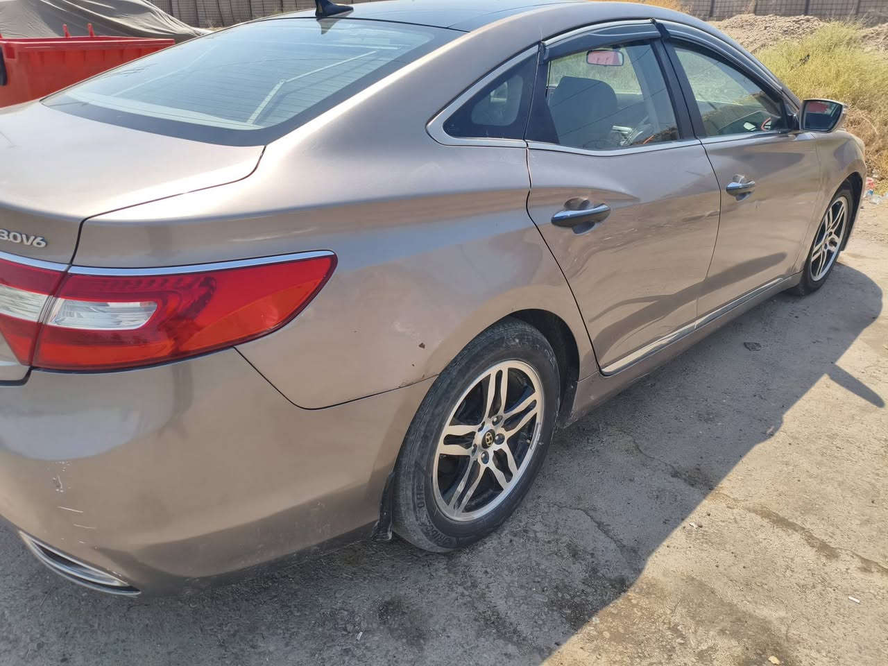 السلام عليكم 
ازيرا 2014 رقم بغداد 
مواصفات 
. بانوراما 
.بصمة
.ستائر خلفية وجانبية
. محرك 3000
. ماشية 250.000 
صبغ ثلاث قطع 
بارد قطعة واحدة
محرك+ كير مفتوح
سعر  ١١٠
رقم ***********
عنوان .صلاح الدين .سامراء
