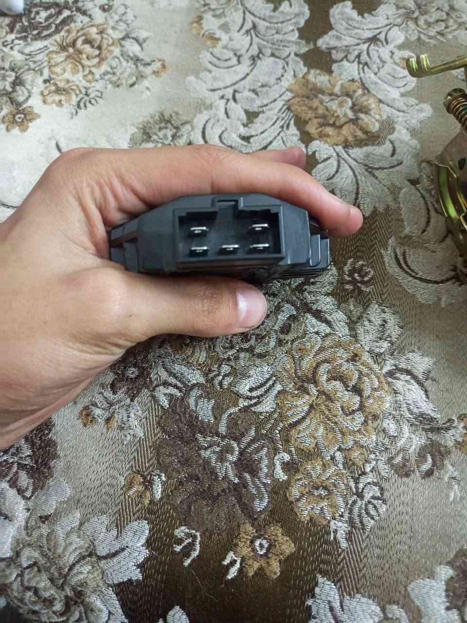 سلام عليكم غراض مال سكنس فحل كلمن وسعره مكاني بغداد زيونه وهاذه رقمي ***********
