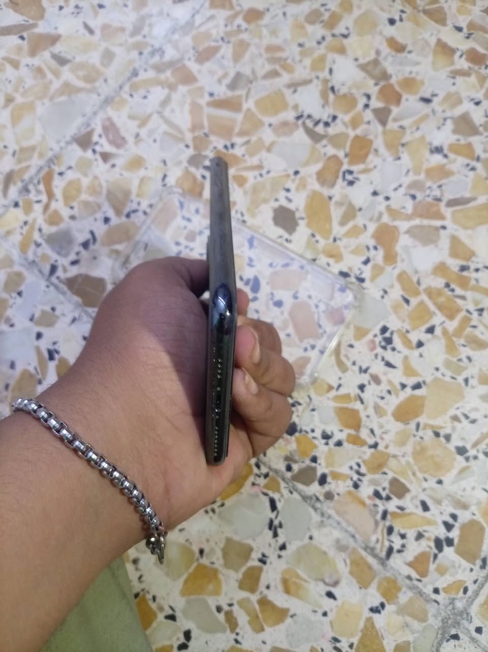 سلام عليكم ايفون 11 برو ماكس للبيع 
ذاكرة 256 بطارية خدمة وتر بروف
فيس ايدي متوقف جهاز نضيف زلخ مبي
سعره 275 هـ*********** اتصل وبيك خير ودلل
مكان بغداد
