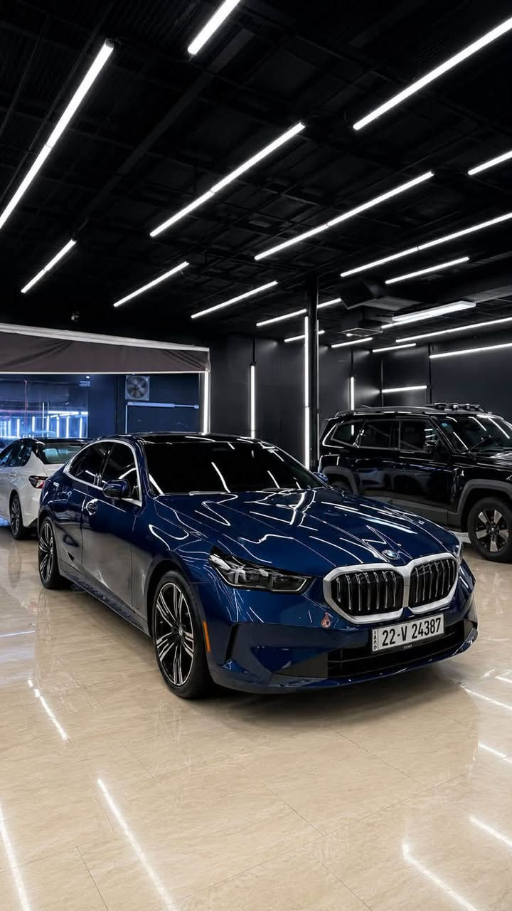 بي ام 530i الموديل 2024
المحرك: 2.0 لتر – 4 سلندر توين تيربو
 الممشى:  49mi
 الويل: 18 إنج
رقمها اربيل ( الجديد ) 
• فئة M Package الرياضية
.  السياره مغلفه ppf 
• محرك 2000 توين تيربو قوي وناعم
• ناقل حركة أوتوماتيك (8 سرعات)
• تصميم خارجي رياضي (M)
• داخلية فاخرة بتفاصيل M
• مقاعد رياضية مع تحكم كهربائي
• شاشة وسطية كبيرة
• شاشة عدادات رقمية
• Apple CarPlay & Android Auto
• كاميرا خلفية + حساسات
• ستيرن رياضي متعدد الوظائف
• مثبت سرعة
• تشغيل زر + دخول ذكي
• أنظمة أمان متقدمة
الاستفسار: ***********
