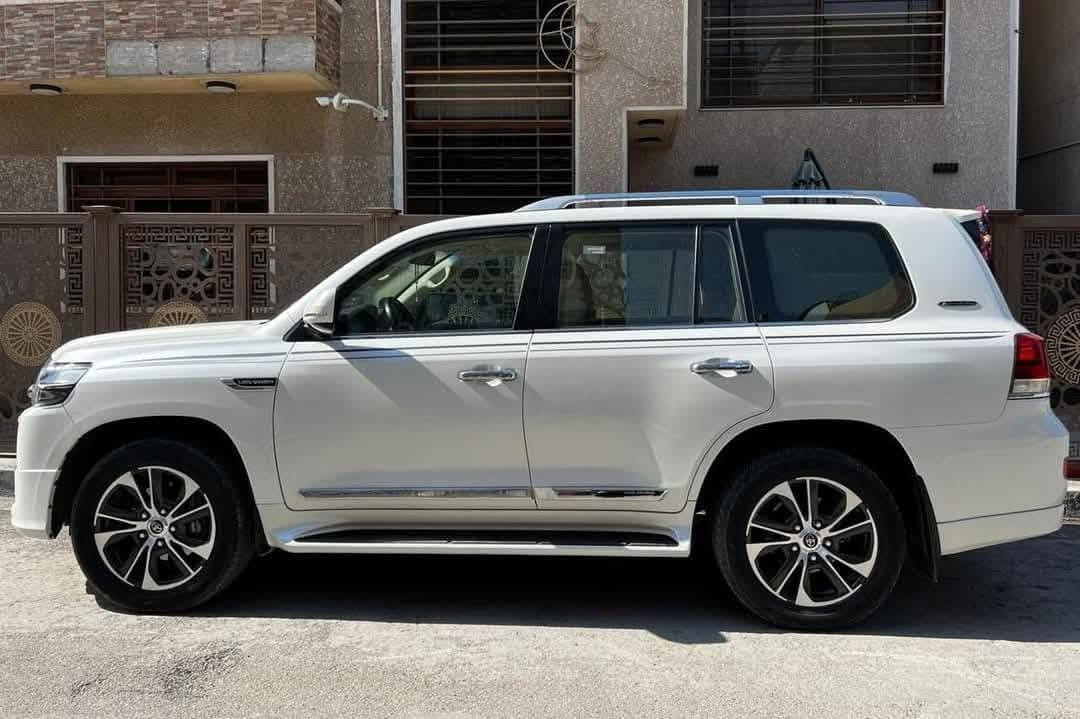 للبيع 
تويوتا لاندكروز GXR كراند تورنك 
موديل 2020

 ساز ماشيه 78 الف كم فقط 
محرك 6 سلندر 
كراند تورنك معروف مواصفاتها 
المواصفات : 
فتحه سقف سلايد 
شاشة كبيرة لمس 
كاميرا + حساس + رادارات 
نظام كار بلي  
بصمة تشغيل عن بعد 
كشن مخمل
تحكمات ستيرن + بلتوث منفذ اوكس كار بلي 
نظام أوتو ستوب للتحذيرات 
تحديد سرعة
تبريد مركزي
السيارة حيل نظيفة وبعد احلى من الصور  
المحرك والكير وكلشي مكفول ما مفتوح 
السيارة مال جني جديدة كلشي عل بلاد 
تحويل مباشر
السيارة مابيها دينار مصرف كاملة من كل النواحي 

مكفولة كفالة عامه عدا جاملغ عکس السائق بي بارد على كد اصبعين .. 
 السعر 506 وبيها مجال بسيط
رقم الهاتف 
***********
