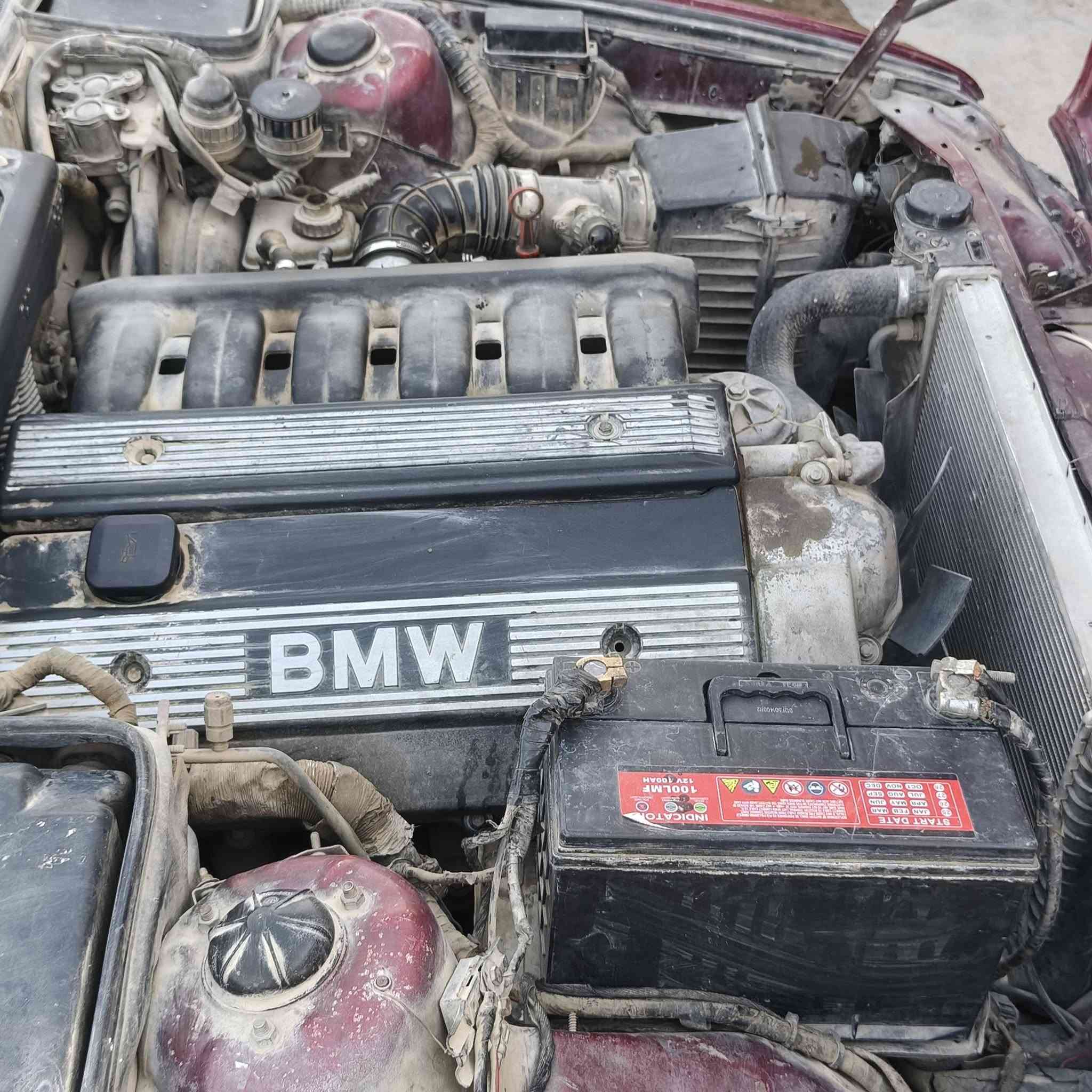 BMW موديل ٩١ أصل 
حجم 525 
 رقم إنكليزي  
سياره باسمي 
كير اوتماتيك كير جديد
مصبوغه عام 

مكينه بيها تبخير قليل
زوج تايرات جدد 
مروحه حماوه 535 
 سعر 47 وبيها مجال
***********
***********
