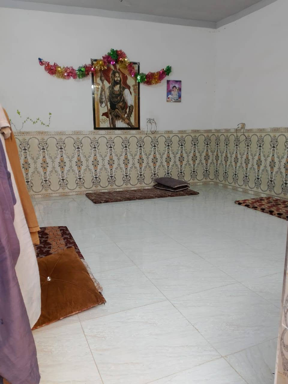 السلام عليكم 
مشتمل للبيع 
في حي الامير الزراعي خلف معمل ريتاج
المساحه 100متر  طابق واحد يحتوي علئ غرفه وصاله ومطبخ واستقبال وصحيات 
السعر 50 مليون وقابل للتفاوض 
موبايل ***********
