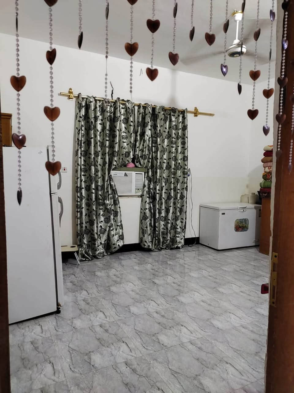بيت للبيع قريب على ابو رعد ابو السيراميك
مساحته 400 غرفتين وصاله كبيره ومطبخ واستقبال وصحيات 
السعر 55 وبي مجال قليل للتواصل اتصال على الرقم 
***********
