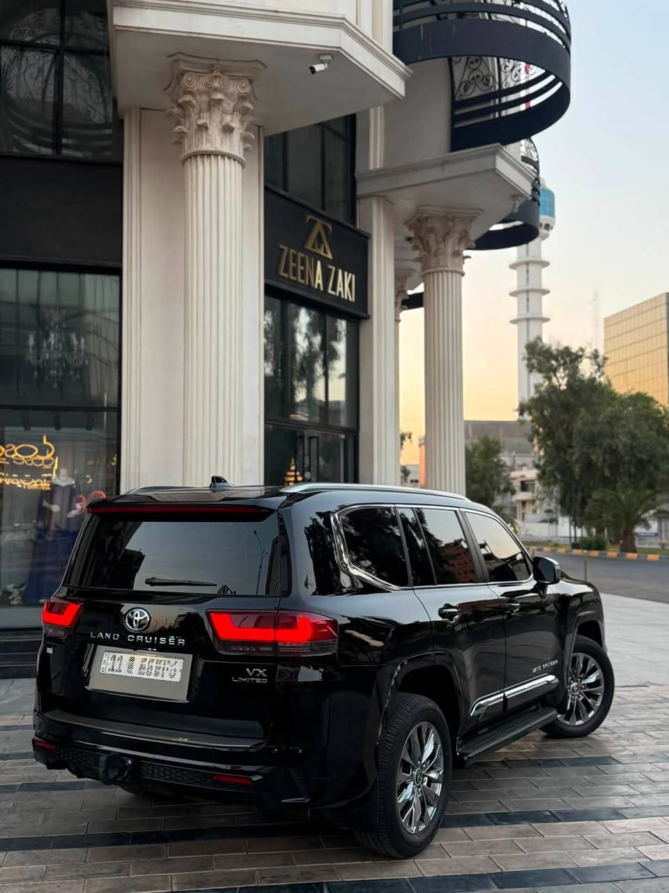 للبيع او مراوس حسب القناعة 
لاندكروز VX limited 2025 تنفس طبيعي 
السيارة بريم اصل باب اول
فول مواصفات 1/1 بيبان شفط رادار امامي وخلفي وجانبي ونقطة عمياء  بل مري وكشنات تبريد تدفئة وخزن ميموري ومانع تصادم وباقي المواصفات معروفة 
ماشية 4000 كيلو فقط يعني زيرو
السيارة مغلفه PPF من زيرو ضمان 10 سنوات ب2400$ ووصل الضمان موجود 
السيارة كفالة عامة من الصبغ والبارد والفتح والدبل كود 
رقم بغداد تحويل مباشر بآسم المشتري 
السعر 880$وبيهه مجال والشراي يجي يشوفهه وبي خير ويدلل 
مكان السيارة / بغداد / البلديات 
رقم الهاتف / واتساب ***********
