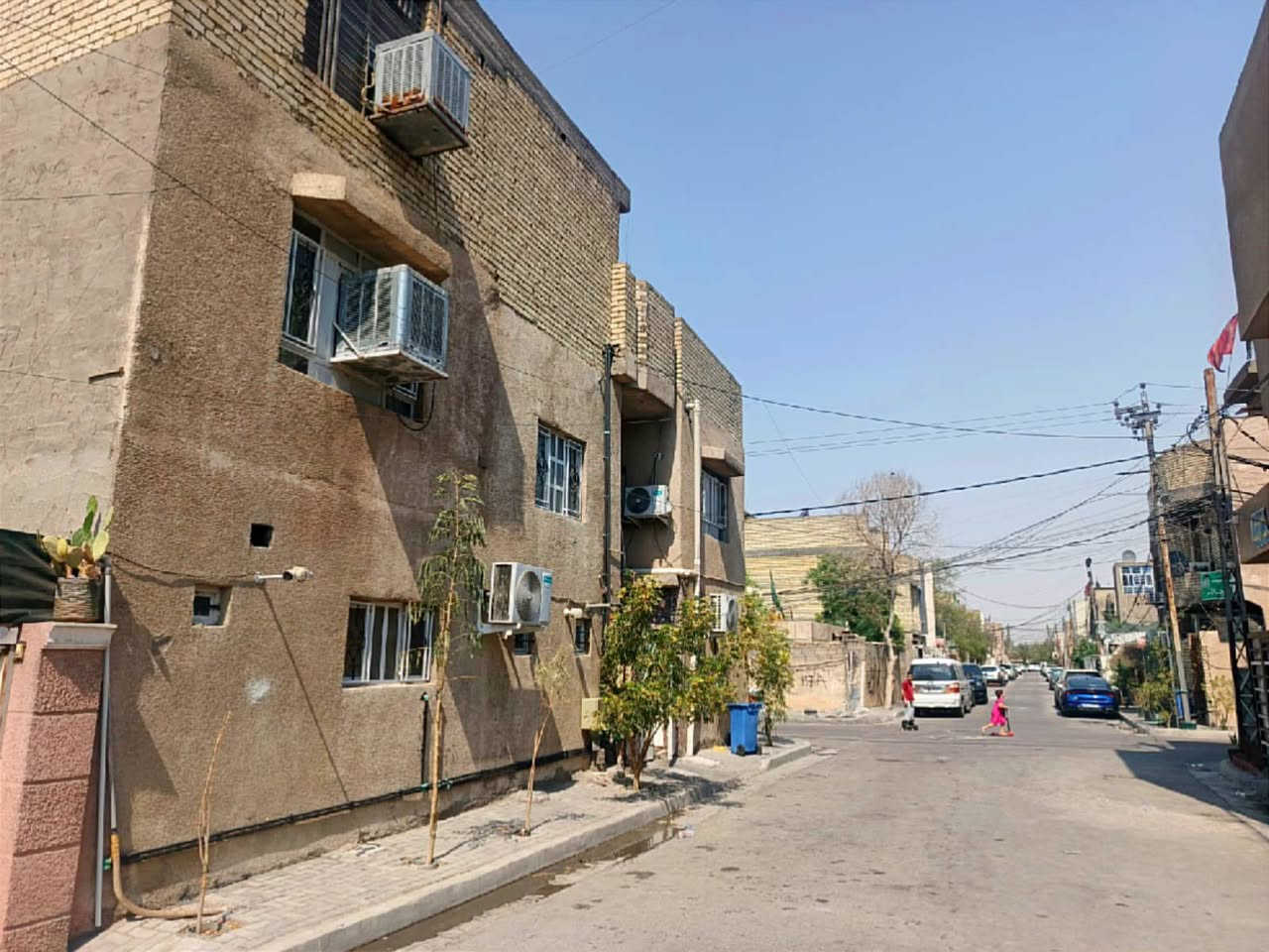السلام عليكم بيت لبيع 
الواجه 5 
والنزال 15 
يحتوي على 3 غرف نوم 
واستقبال وهول ومطبخ حار مطبخ عادي 
3 حمامات
عنوان الشعب شارع لاسواق المركزية 
منطقة حي الباقر 

السعر 145 مليون 
الاتصال ***********
