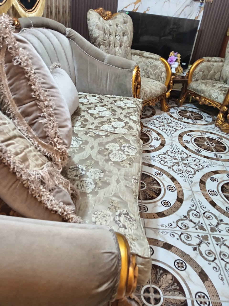 تخم ١٠مقعد مع طبله وسطيه ماكو اي ضرر لبيع تصال على الرقم *********** اي
