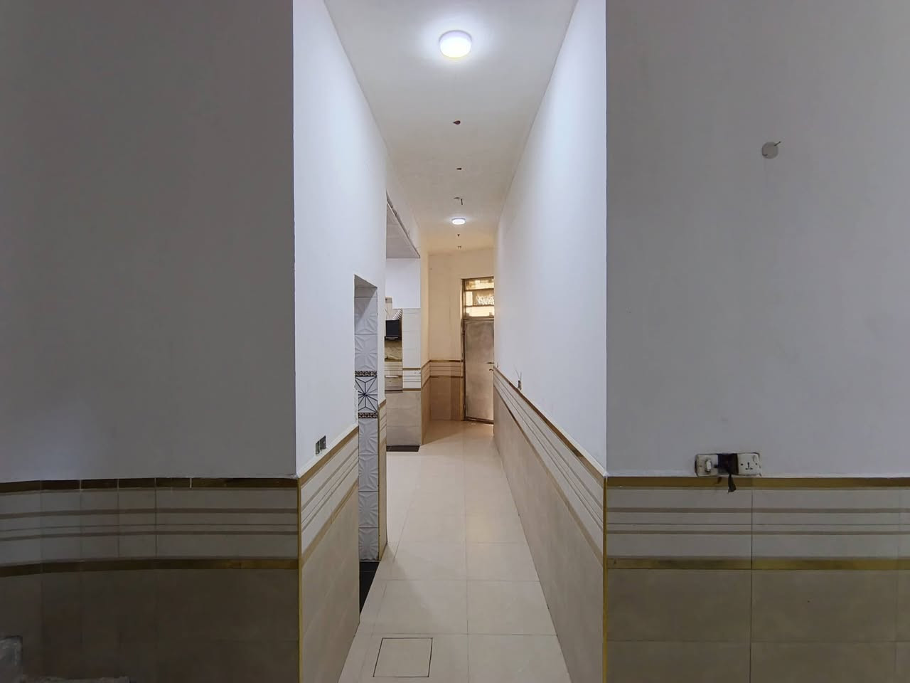 🏡 بيت مستقل للإيجار في موقع مميز جدًا – كردلان / شط العرب
📍 الموقع المميز: البصرة – شط العرب – كردلان – على الشارع العام مباشرة

إذا كنت تبحث عن بيت يجمع بين الموقع الممتاز، الخصوصية، المساحة، وتوفر جميع الخدمات، فهذا البيت خيار مناسب للسكن العائلي أو للاستثمار والنشاط التجاري.

🔹 تفاصيل العقار:
📐 المساحة: 200 م²
🏠 بيت مستقل بالكامل
🛏️ غرفتا نوم
🚿 حمام داخل غرفة النوم
🚿 حمام رئيسي كبير
🚻 مرافق صحية إضافية للضيوف والبيت
🌿 منور كبير
🌿 منور داخلي ثانٍ
🧺 مكان مخصص للغسيل
🛋️ استقبال داخلي
👨‍👩‍👧‍👦 استقبال ضيوف مستقل ومعزول عن باقي البيت
🍳 مطبخ كبير بارد
🔥 مطبخ حار
🚪 مدخلان مستقلان للبيت
➡️ مدخل رئيسي
➡️ مدخل ثانٍ من جهة المطبخ الحار
🌳 طارمة بحجم ممتاز
🚗 شارع خاص للبيت

⭐ ميزة استثنائية: الموقع يصلح للسكن أو النشاط التجاري

وجود العقار على الشارع العام يجعله مناسبًا للعائلة التي تبحث عن سهولة الوصول، وكذلك مناسبًا لمن يرغب باستثماره في نشاط تجاري.

📍 كل احتياجاتك قريبة جدًا:
🏫 مدرسة أهلية بجانب البيت
🏫 مدارس حكومية قريبة
🥖 فرن صمون
🥐 مخبز
🛒 أسواق ومحلات
💊 صيدلية
🦷 عيادة أسنان
🛍️ مختلف الخدمات والاحتياجات اليومية بالقرب من المنزل

💰 أسعار الإيجار:

🏠 للسكن:
700,000 دينار عراقي شهريًا
🔸 قابل للتفاوض

🏢 للاستخدام التجاري:
800,000 دينار عراقي شهريًا

🎁 والأهم:
✅ الإنترنت مجانًا
✅ الماء مجانًا
✅ الكهرباء مجانًا

📞 للاستفسار والتواصل:
***********

📱 واتساب متوفر على نفس الرقم

⚠️ ملاحظة: يُفضّل التواصل للجادين فقط وتحديد موعد لمعاينة البيت على الطبيعة.

📍 كردلان – شط العرب – البصرة
🏡 موقع ممتاز | بيت مستقل | سكني وتجاري | خدمات مجانية

