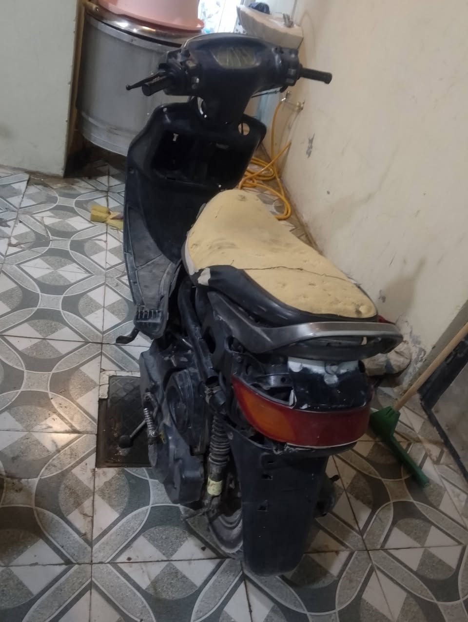 سلام عليكم دراجه للبيع فراشه كفاله عامه محرك بلادي ما مفتوحه دراجه عايزه بس كلوبات وره وكدام سعر 275 وبيه مجال لاطيبين مكان نجف ***********
