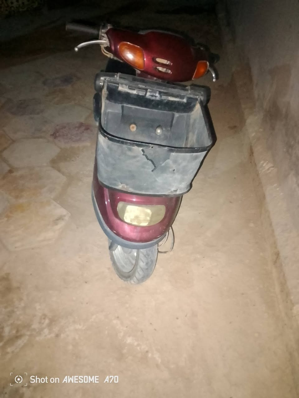 سلام عليكم زنبوره منقولي الون احمر عطله بس سلف ما تشتغل سعر 250 وبيه مجال وذا اكو مراوس هم اراوس مكاني كربلاء حسينيه عطيشي رقمي ***********$***********

نص مكتوب في الصور:
- Shot on AWESOME A70