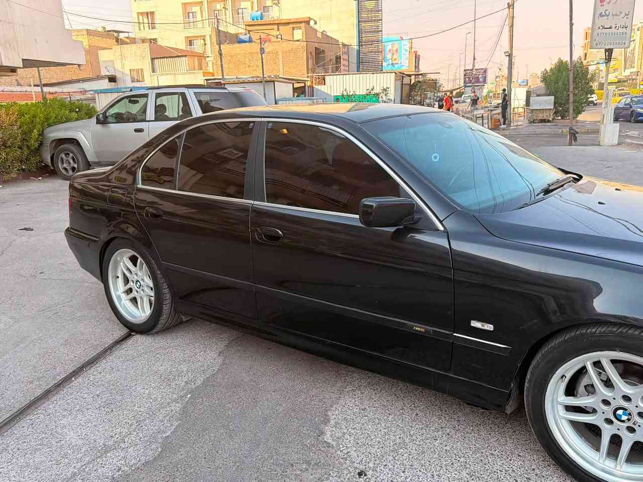 السلام عليكم
صقر E39
موديل 2000 اصل
اصل V8
عليهة مكينة 4400 داينمو مي حديث
رقم سليمانية ب اسمي شخصياً وتحويل
كتاب تظليل مروري 80% ب اسم السيارة
ماشية 136
كير اوتوماتيك تبترونك يعني اوتو وعادي وسبورت وكلهن شغالات 
تراكشن شغال
كشنات فول كهرباء حتة التچاوي مال راس شغالة
مري كهرباء
مري قلاب عند الرجوع للخلف
غرفة m3 جلد احمر سستم كامل الغرفة والبطاين اصلي اجة بيهة 
تنتة كنتارا اسود بلاد
دركة m3 اصلية اجتي بيهة
دعاميات m اصلية جتي بيهة
سيارة زنون اصل
شاشة كار بلي مال BMW اصلية
تحكمات ستيرن شغالات كلهن 
منظومة زنون
منظومة تبريد جديدة
قطعتين تبريد
تلفون
صدر امامي خلفي عربانة جديدة
ويل m اصلي اجة وياها مو تجاري حجم ١٨ تو سايز
تايرات جدد
راديتر ومروحة وكلچ جدد
حماوة جوة النص ثابته
دهن اصلي جديد بيهة
فلاتر دهن وتبريد جدد
سبيرهة جديد وباتري جديد فيت بم جديد ادامة جديد كامل نوزلات وبلكات
السيارة بلاديه  جديدة اصولي ورسمي وبأسمي وبيهة جراد قماره وتكم شوية 
وصبغت بيهة بنيد وصندوك بس لان كلش جاردات والباقي عفته على وضعيته 
بيهة قطع صبغ مو صبغ عام
مكينة كير جدد  ترايك وين متريد
سعر البيع ١١٧ وبيهة مجال بسيط 
لا تقارنهة بسيارة معمرة وغراض تجارية وغرفة عمل 

مكان السيارة بغداد حي القاهرة
***********
♥️
