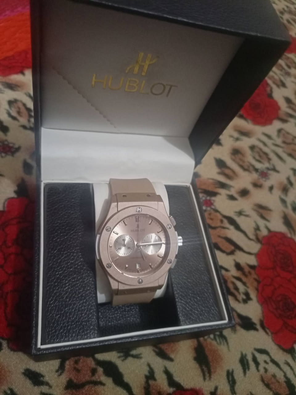 ماركه HUBLOT  اصليه  *********** بغداد

نص مكتوب في الصور:
- ٥:١٠ م 78 G وضع AI الكل المطابقات التامة المحتوى المطابق مرئيًا هذه الساعة هي ساعة Hublot Classic Fusion Chronograph الفاخرة، والتي تتميز بتصميمها الكلاسيكي المعاصر الذي يدمج الطابع الرياضي والأناقة الرسمية. eBay إليك أبرز مواصفات وتفاصيل هذا الموديل الموضح في الصورة: التصميم والمواصفات الأساسية الهيكل (Case): مصنوع من التيتانيوم المصقول والمقاوم للصدمات، مع الإطار الشهير المثبت بـ 6 براغي على شكل حرف "H" المميز لماركة هوبلو. الميناء (Dial): يأتي بلون فضي أوبالين (Opalin) مع عقارب ومؤشرات فضية مصقولة تعكس الضوء بوضوح. الوظائف (Functions): تحتوي على وظيفة الكرونوغراف (التوقيت الرياضي) مع وجود عدادين فرعيين داخل الميناء الرئيسي، بالإضافة إلى نافذة لعرض التاريخ عند مؤشر الساعة 6. الحزام (Strap): تأتي الساعة غالباً بحزام مدمج يجمع بين المطاط (الرابر) من الداخل لراحة اليد، وجلد بإمكانك السؤال عن أي موضوع