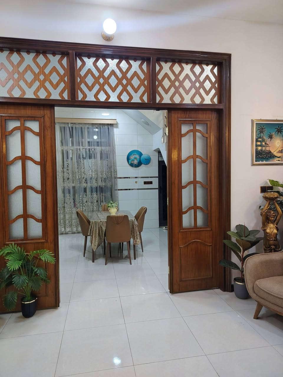 دار ١٠٠ متر طابق ونص للبيع تقاطع القدس خلف مطعم مخلد ابوالكص ظهر البيت الشارع العام ***********
