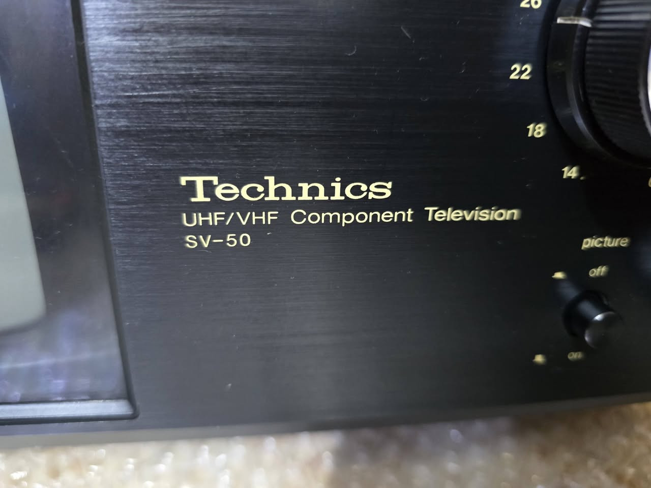 📺 للبيع: تلفزيون وستيريو كلاسيكي (Vintage Technics SV-50) 📺
​للراغبين باقتناء القطع النادرة والأنتيكات والمقتنيات الكلاسيكية المميزة!
​🔹 الماركة: تاكنيكس (Technics) – ياباني أصل.
🔹 الموديل: SV-50 (UHF/VHF Component Television).
🔹 الوصف: جهاز تلفزيون ومستقبل إشارة مكونات كلاسيكي نادرة بتصميم أنيق ومميز جداً ولون أسود فاخر، يحتوي على شاشة صغيرة مدمجة ومفاتيح تحكم كلاسيكية بالصورة والإشارة (UHF / VHF / Bright / Contrast).
🔹 الحالة: نظيف جداً بحالة ممتازة مظهرياً كما موضح بالصور.
🔹 الكهرباء: AC 100V (14W) – صناعة يابانية.
​✨ قطعة أنيقة جداً للمجمعين، أو للعرض والديكور في المنازل، المكاتب، أو الكافيهات الكلاسيكية.مكاني. سماوه اول قطع اليابان اخواني ***********
