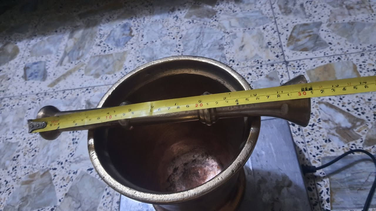 هاون انتيكه  الارتفاع ٢٠ اليده الارتفاع ٣٠  الوزن ١٠ كيلو  وشويه   التواصل ***********ابو علي  السعر المطلوب ١٧٥ الف
