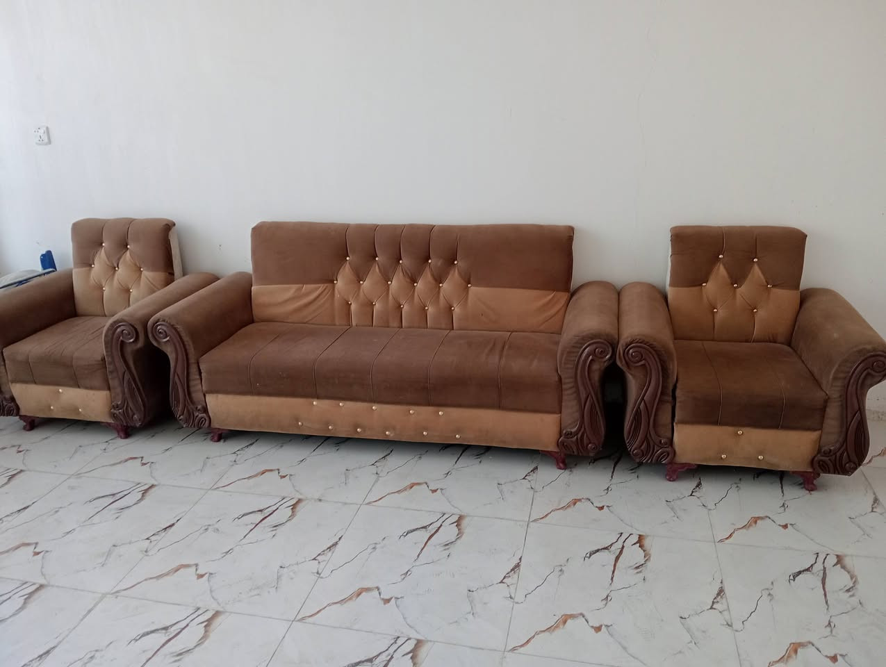 اغراض للبيع الثلاجه جديدة سعرهة 250 وغرفه النوم ب400 بدون الدوشك والطباخ جديد المستخدم 35 وكاونترجديدمامستخدم150ونص تخم 125وهذة رقمي ***********
