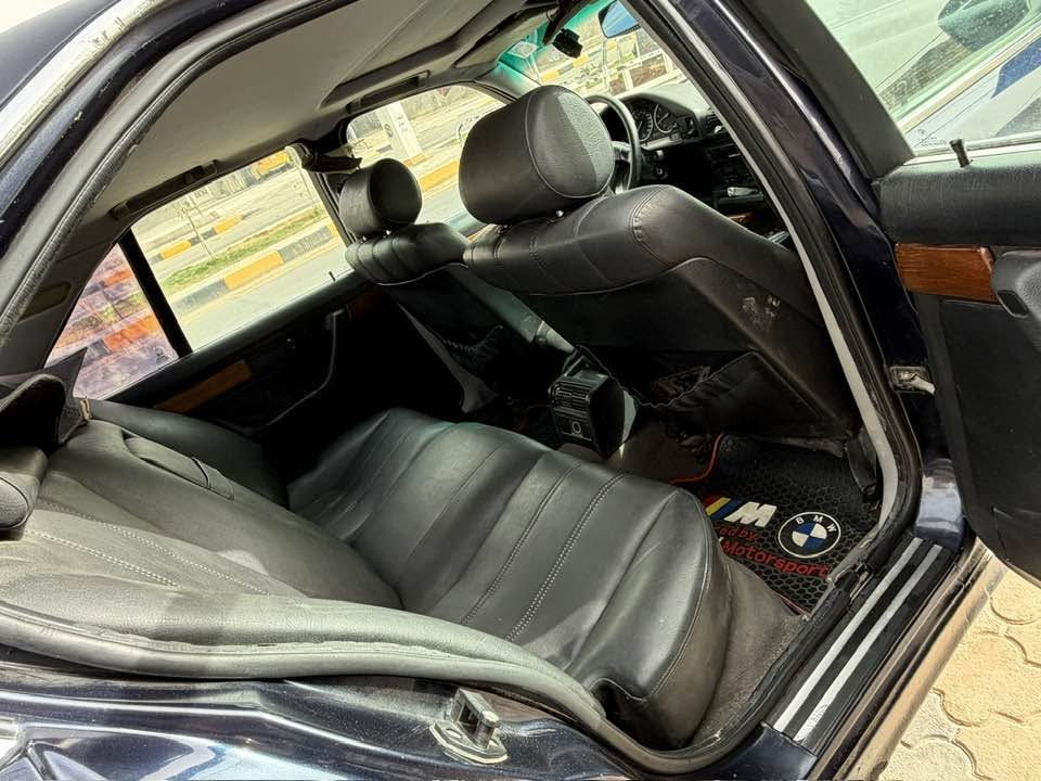 السلام عليكم . BMW موديل 1991للبيع فقط رقم مميز بغداد بسمي مداور ثاني يوم جاهزه للاخير تبريد تدفئه تخم تاير السياره مكفوله من الضربه ومن الخياس عضمها صاحي لا صبغ ولا رشات سياره مال جناي بيع فقط //***********// السعر ٦٣ وبيها مجال بسيط
