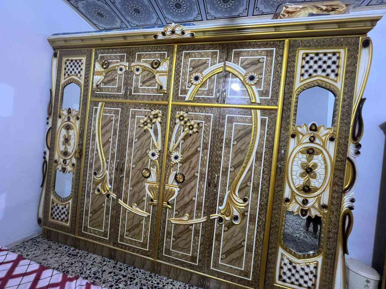 غرفة نوم صاج 6 ملم مستعملة بحالة ممتازة جداً ونظيفة!
​المواصفات:
​كُنتور 6 أبواب طابقين ملحق (خشب صاج 6 ملم متين).
​سرير (تخت) تصميم ضخم وجميل مع كادري.
​ميز تواليت (تسريحة) مع مرآة كبيرة.
​زاوية ملابس / خزانة إضافية بمرآة.
​كوميديات ملحقة جانبيات.
​ملحق/كوميدي إضافي للتحفيات والأغراض.
​الحالة: نظيفة جداً وخالية من أي عيوب أو كسور.
​السعر: 1,000,000 (مليون)
 وقابل للتفاوض البسيط.
العنوان كربلاء الامن الداخلي 
رقم الهاتف ***********
