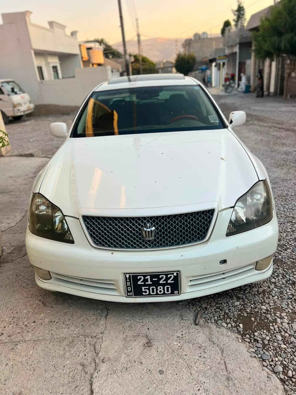 شاهينه ٢٠٠٥
١٨٢ 
سلايت و جلدو هيته ر 
فول فوله 
ويل دينگه 
گيرومكينه و كاره بايي هه موي به شه رت 
چركه ي تيدانيه 
يه ك بولبه ريني سه وتي تيايه 
باقي هه موو شتيكي به شه رته 
بريك به سراره
كود و باركؤدي وه ر گيراوه ته وه
شوين قلادزي 
سه قف و ده حم و ليدراو به شه رت 
***********
