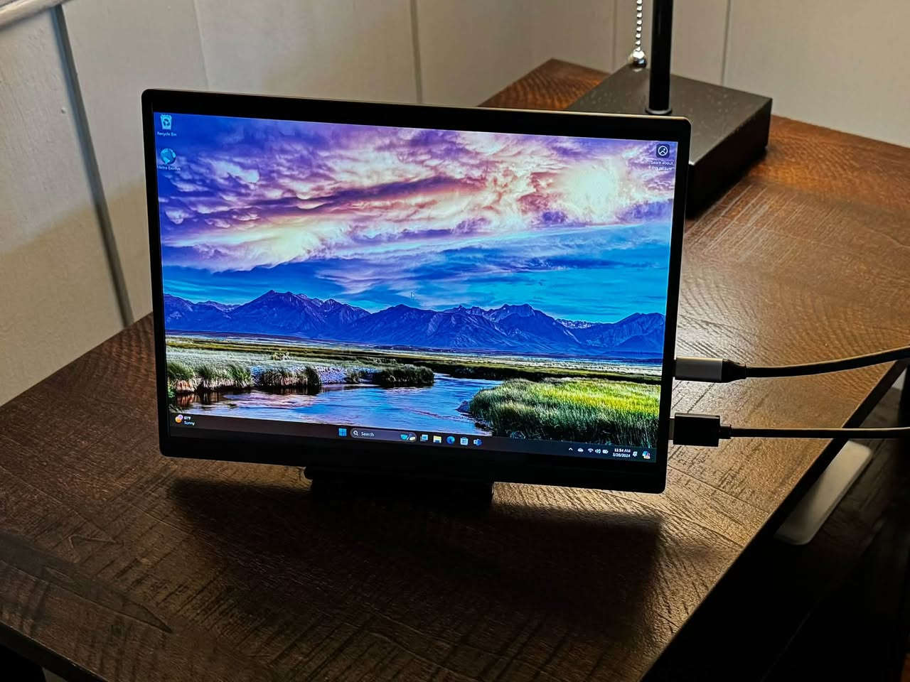 شاشة محمولة portable monitor
الشاشة قياس ١٠.٥ انج يعني تقريبا حجم الايباد 
الشاشة بورتبل وتنربط على التلفون والحاسبة واللابتوب وبكل مكان تقريبا وتاخذ بور من الحاسبة 
فول hd 
الوانها حلوة
الشاشة جديدة 
وياها ستاند مالتها وكل كيبلاتها كاملة وبيها فتحات مال براغي الستاند 
سعرها ٦٥ الف 
مكاني بغداد البياع ومتوفر توصيل كل العراق 
وتساب ***********
