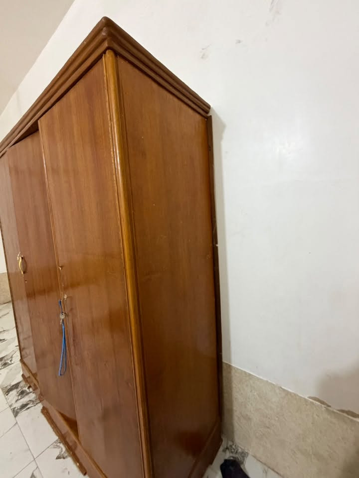 كنتور ثلاث أبواب. نضيف العنوان النجف مقابل قريه الغدير ***********واستاوب فقط خشب عراقي نوعيه زين سعر 125بي مجال
