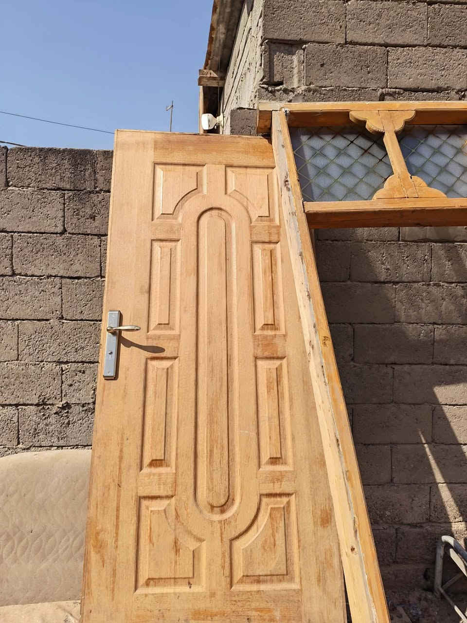 سلام عليكم بيبان خشب نضيفات *********** بغداد بسمايه فلكه مال سلمان
