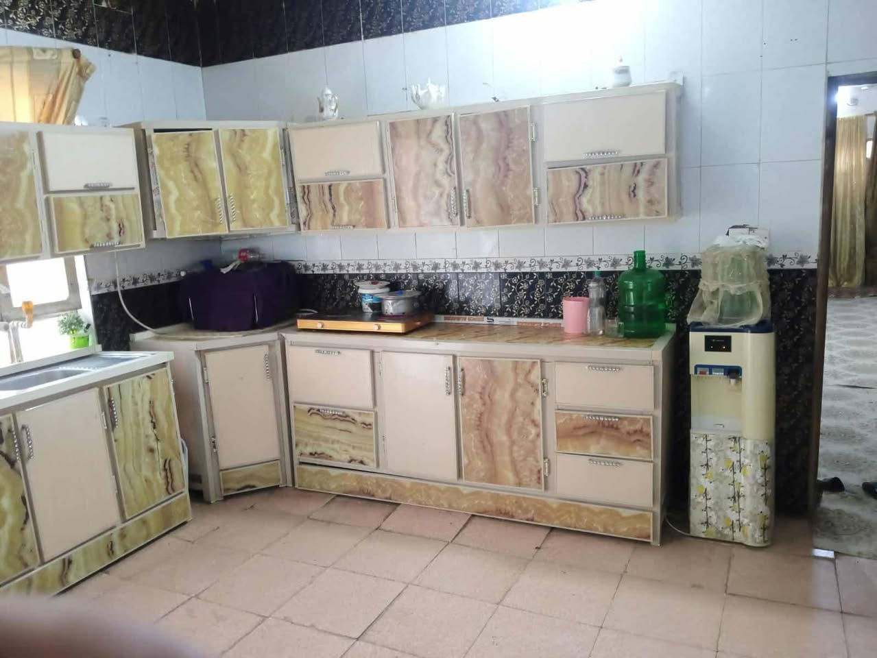 عليكم بيت مساحته 215 متره يحتوي على غرف نوم 3او ستقبال او مطبخ او صاله او مكشوفات 2او صبابه جبيره او صحيات داخل او خارج معه مشتمل مساحته 75متره يحتوي على غرفتين او مطبخ مفتوح على اصاله او صحيات داخل او صبابه زغيره العنوان نجف كوفه علوة الفحل تنينهن السعر 38اوبيهن مجال اتصل ابهاذا الرقم ***********‬‏

