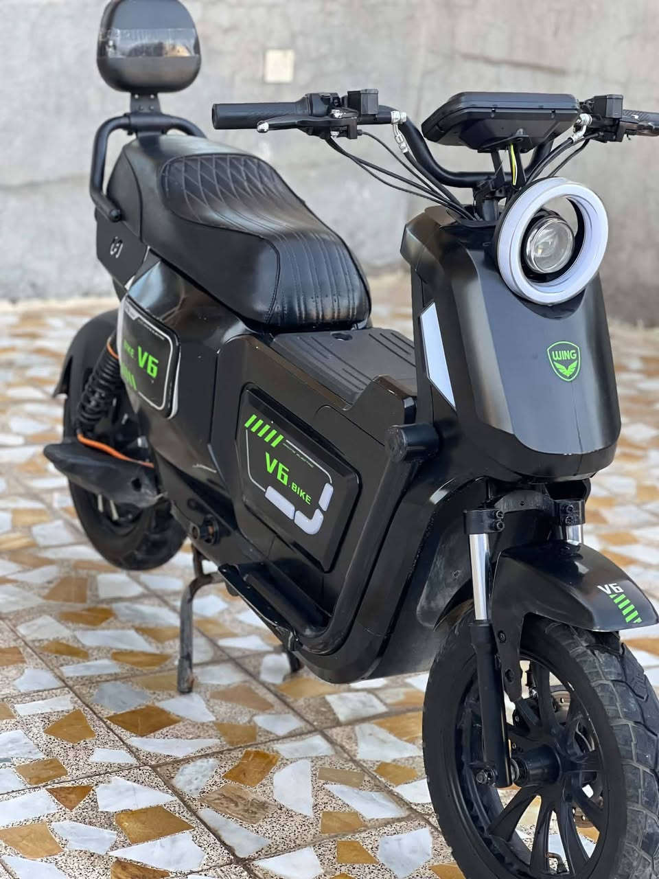 لبيع.  دراجه V6  سعر 360 الف
5 باتريات دبل شرط الفحص   
قوه الباتري 22 امبير 
المسافه الي يقطعها من 30 اله 35 كليو 
مموصفات 
ملف 1500 حقيقي 
3 نمر.  
صندوك كبير بل نص  شاحنه رقميه 
شاشه تعرض لاعطال 
ملف عقل بلادي 
لايتات اشيار كلو شغال  
سعر 360 الف 
 مكاني موصل مزارع زيونه واتواجد اوقات بل دواسه 
*********** 
اخون السعر بي مجال حيل بسيط
