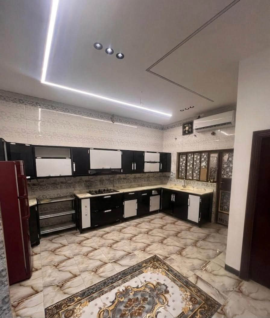بيت للبيع في الجزيرة مقابيل 
شارع باب الهوى 
مساحه 100متر 
بناء حديث 
السعر 75
***********
