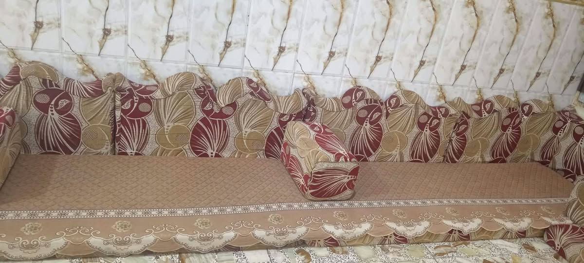 جلسة عربية • ميز تلفزيون • جرباية طفل
