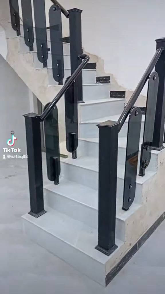 خلفه ألمنيوم من النجف 
متفرغ للعمل 
*********** واتساب

نص مكتوب في الصور:
- Tik Tok
- @nateq88
- TikTok @nateq88