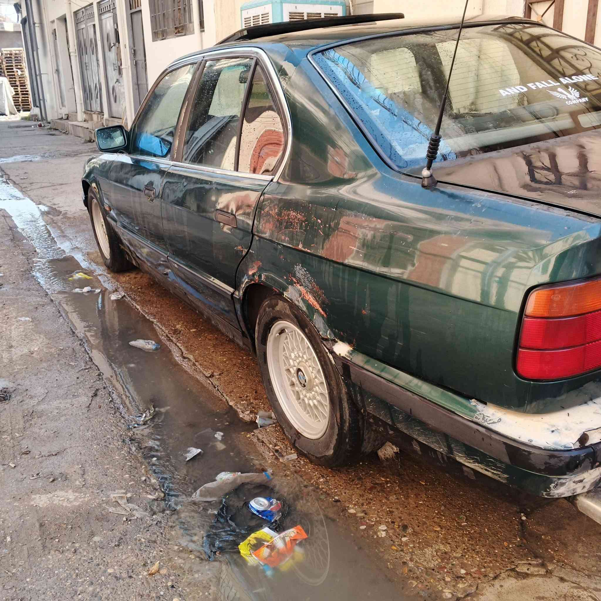 سياره للبيع بي م موديل 1991هزه كامله   يعوزلها 250الف او300الف علا تحويلها السعر 35ورقه و بيها مجال /***********/***********

