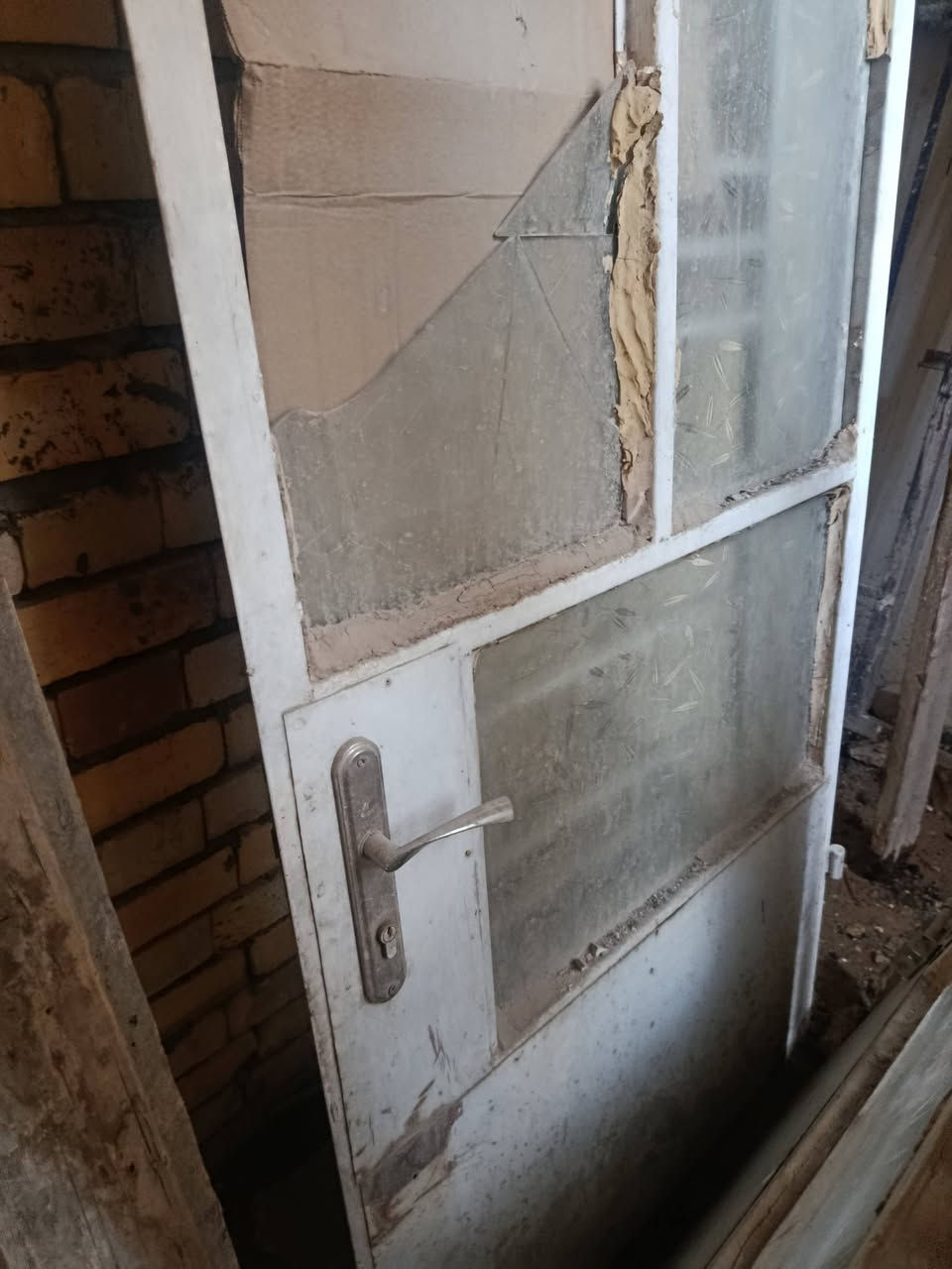باب حديد نظيف جدا
كاملات مع الجرجوبة 
عدد ٢
قياس عرض ١ متر  وارتفاع ٢ متر
بغداد الغزالية
*********** موجود واتساب
