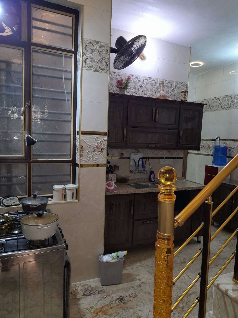 البيع بيت مساحة٧٥ مترة في الحريه الثانية فرع افران الزهراء البيت يحتوي على صالة و حولي وغرفه وصحيات داخليه خارجيه والطابق الثاني غرفه و حمام وصطع البيت طابق ونصف واجهت البيت ٥×١٥ سعر ١٩٠ بي مجال ***********
