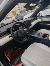 كن بلاص موديل 2025 داخل أبيض زيرو ممشى 820 km السعر 20 مليون العنوان م...