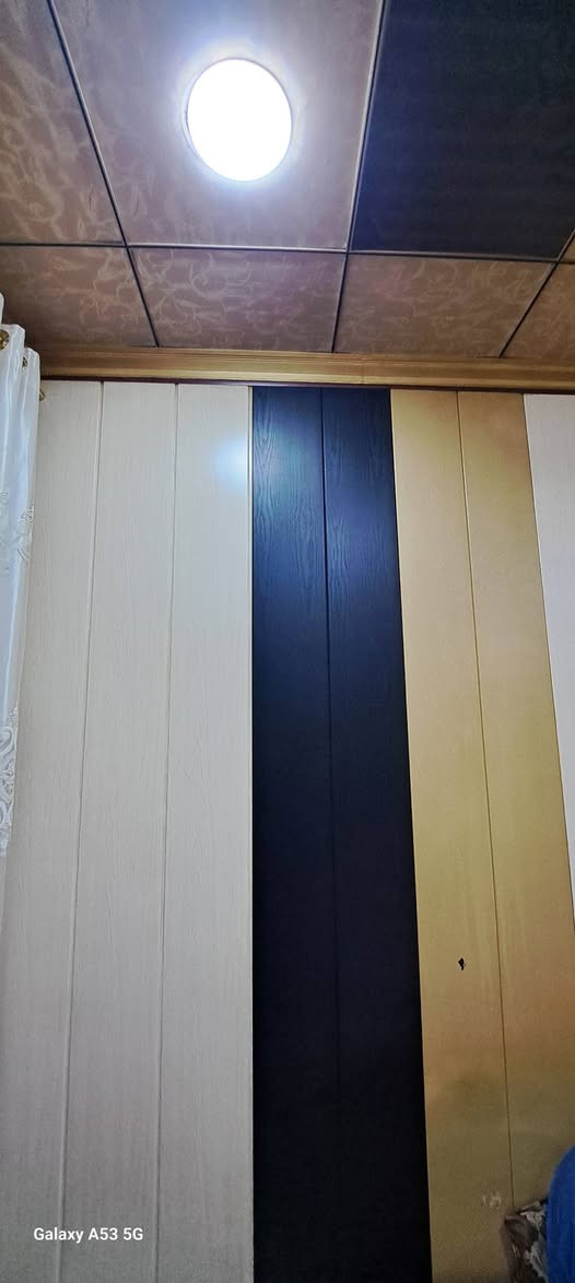 السلام عليكم بلاستك جدار  مستعمل للبيع بي تقريبا ١٠٠ متر اكثر مال غرفتين ***********
