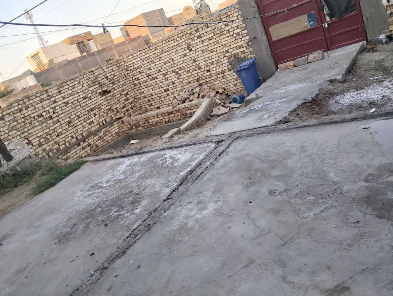 دار للبيع مساحته 200متر طابو زراعي سند 25 ع طريق المعاره خلف الحسنيه مال العويسات يبعد عن شارع العام 200متر بناء حديث طابوك وصب كونكريت متكون من غرفة نوم عدد 2 وصاله مجمع صحيات دخليه خارجيه سعرها 55وبيها مجال أي استفسار اتصل على الرقم التالي ***********
